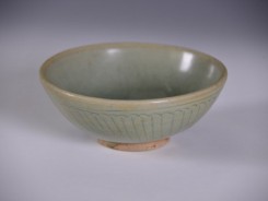 清惠阳窑青釉菊瓣纹瓷碗